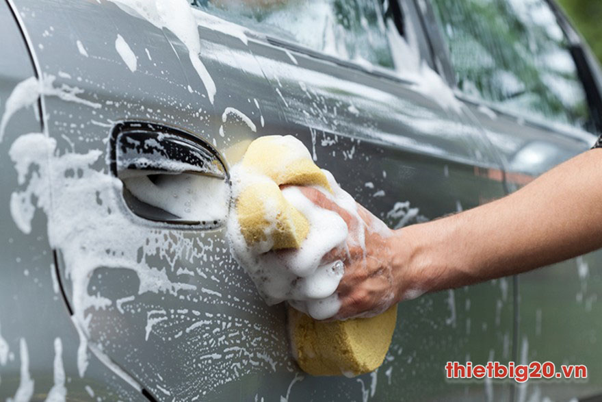 Rửa xe sau khi đi mưa