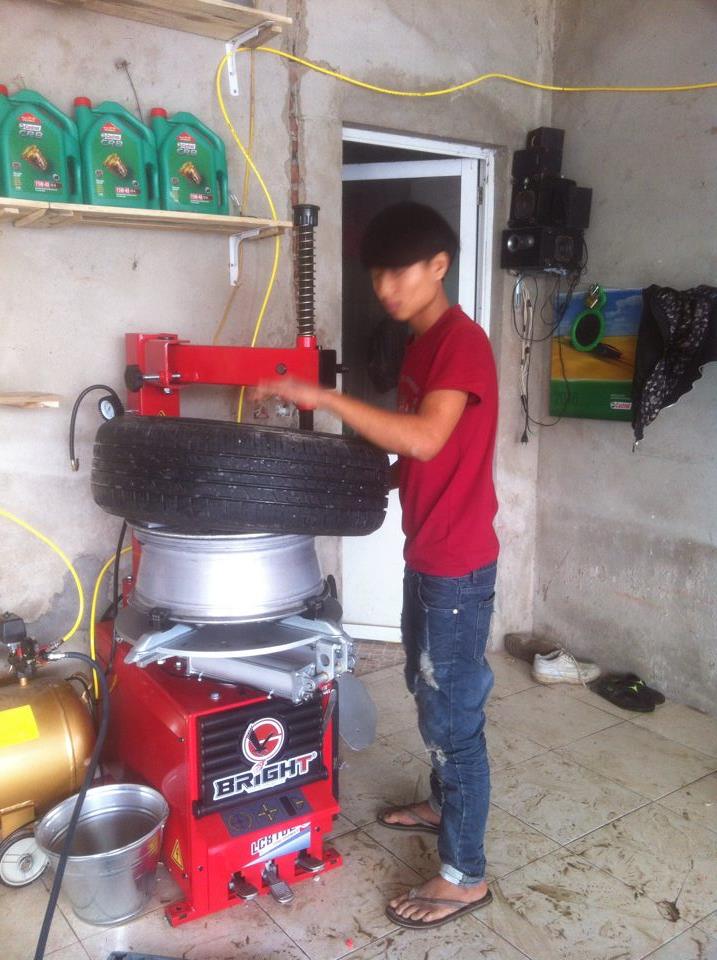 máy ra vào lốp ô tô
