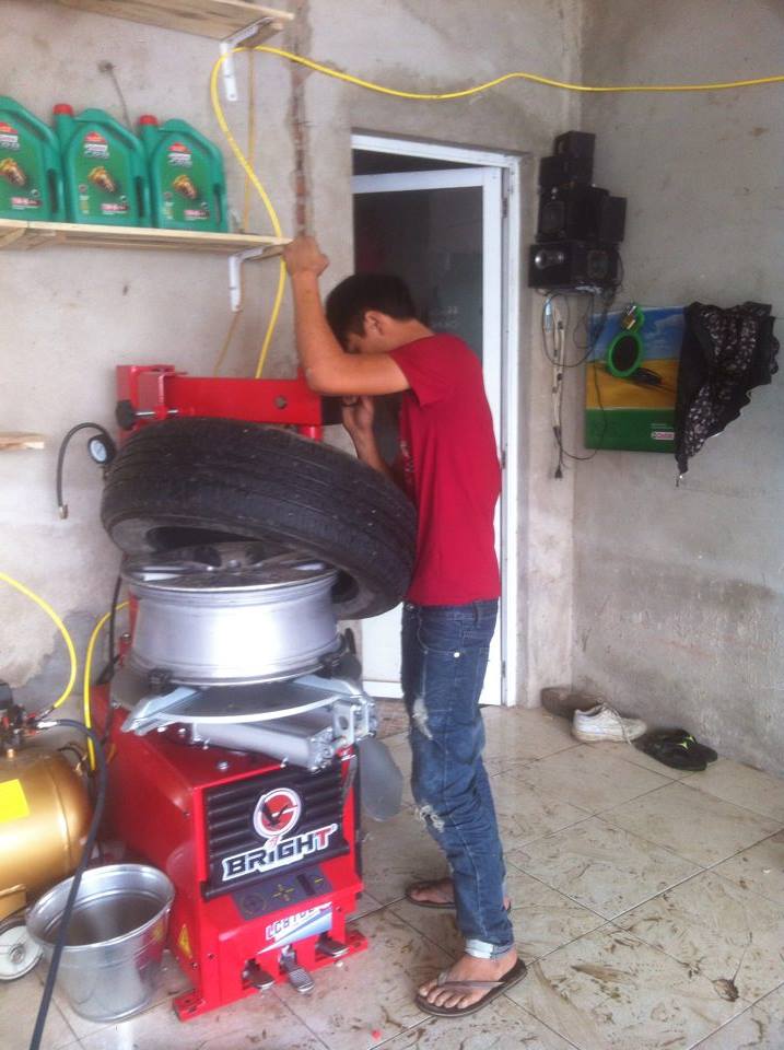 máy ra vào lốp xe con