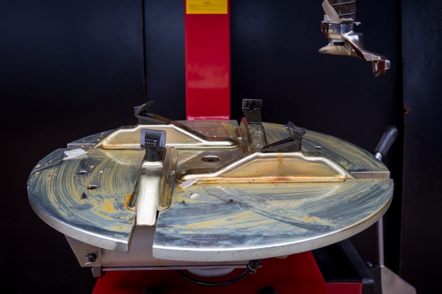 máy ra vào lốp ô tô