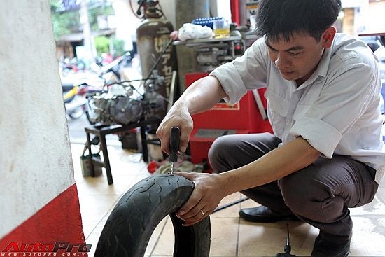 máy ra vào lốp ô tô