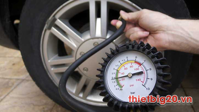 Kiểm tra áp suất lốp