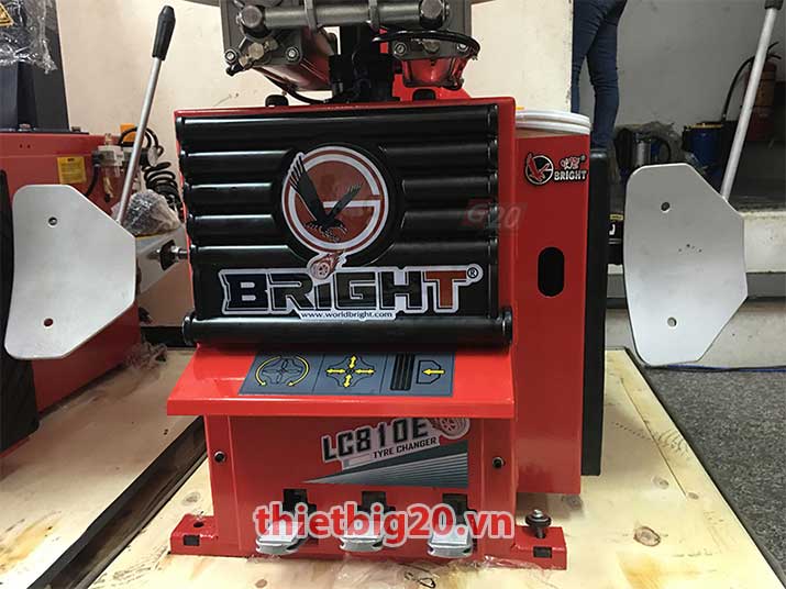 máy ra vào lốp ô tô