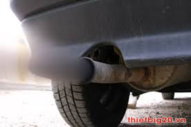 Xả khí thải thông qua ống xả ô tô