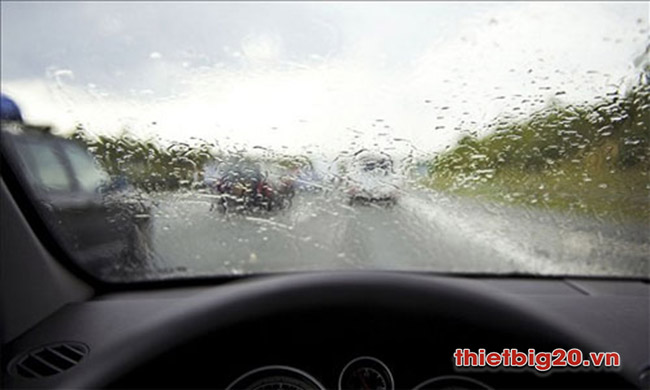 Lái xe trong trời mưa