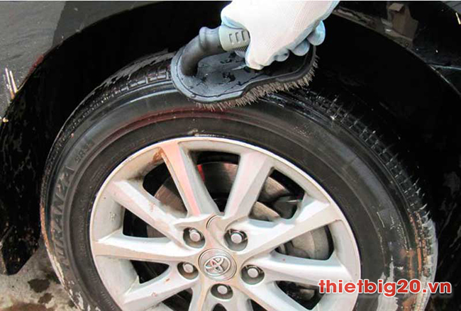 Rửa lốp ô tô