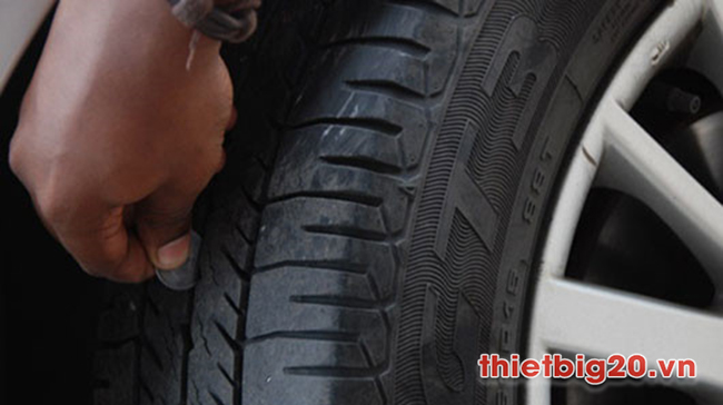 Kiểm tra lốp trước khi lái xe đường đèo