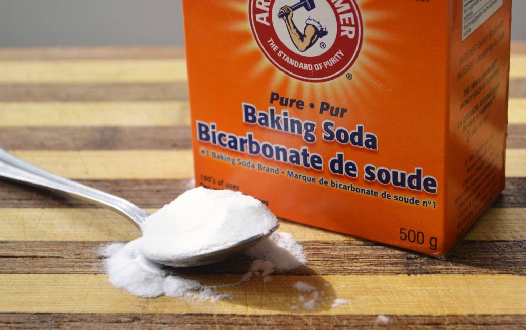 Tẩy cặn canxi cho kính xe ô tô bằng baking soda